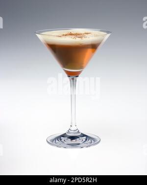 Le martini au chocolat reste encore vivant sur un fond plat Banque D'Images