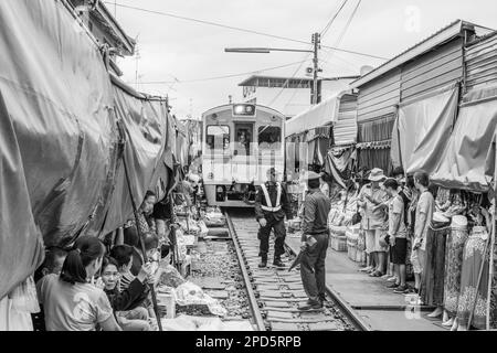 Le marché ferroviaire de Maeklong ou Hoop ROM près de Bangkok en Thaïlande Asie du Sud-est Banque D'Images