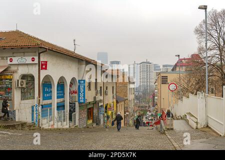 Belgrade, Serbie - 14 janvier 2023: Les gens marchant dans la rue Kamenicka au centre-ville de la capitale le jour d'hiver. Banque D'Images