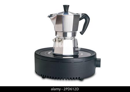 Vue latérale de la machine à café italienne Moka pot chauffage sur une cuisinière électrique isolée sur fond blanc avec un chemin d'écrêtage Banque D'Images