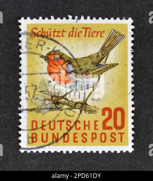 Timbre-poste annulé imprimé par l'Allemagne, qui montre European Robin (erithacus rubecula), vers 1957. Banque D'Images