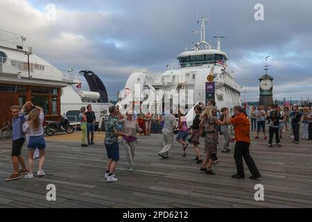 Norvège, Oslo, Aker Brygge est un quartier dans le centre d'Oslo depuis les 1980s et 1990s, il est un quartier populaire pour les magasins, les restaurants et les divertissements Banque D'Images