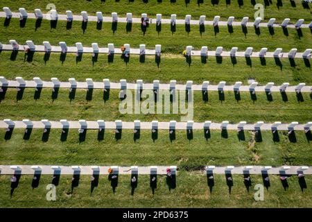 Vue aérienne sur les têtes militaires en hommage aux soldats des forces armées décorés de drapeaux américains pour le jour du souvenir Banque D'Images