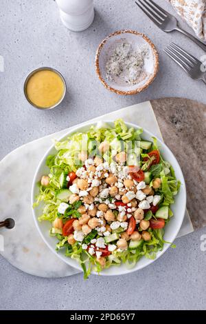 Salade de légumes frais avec pois chiches et feta Banque D'Images