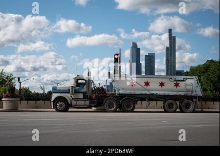 Les détails d'un camion à long nez typique de Kenworth américain dans la ville de Chicago Banque D'Images