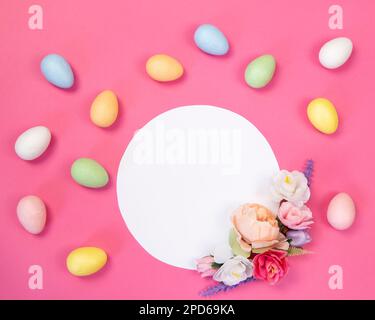 Carte de vœux de Pâques avec arrangement floral et les oeufs de Pâques Banque D'Images
