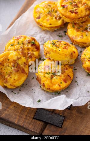 Muffins aux œufs ou en-cas avec pommes de terre, bacon et cheddar Banque D'Images