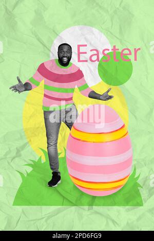 Image de collage vertical de couleurs noir blanc positif étonnant gars montrant un gros oeuf de pâques peint isolé sur fond vert Banque D'Images