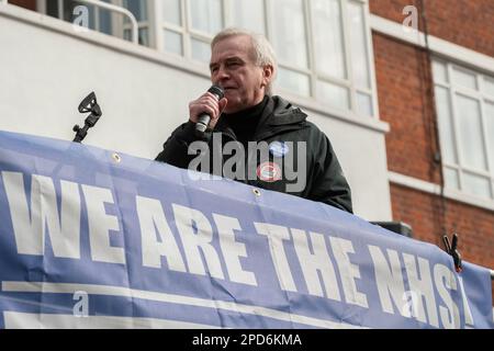 Londres, Royaume-Uni. 11 mars 2023. Le député travailliste de Hayes et Harlington, John McDonnell, s'adresse à un rassemblement SOS du NHS près de l'hôpital de l'UCH exigeant un meilleur salaire et Banque D'Images