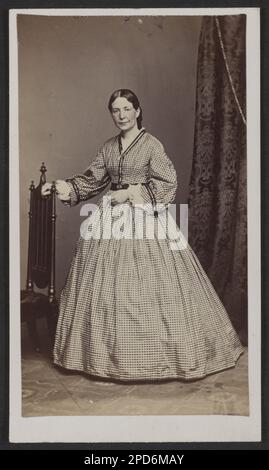 Une femme non identifiée, peut-être une infirmière, pendant la guerre civile. Titre conçu par le personnel de la bibliothèque. Femmes, 1860-1870. Banque D'Images