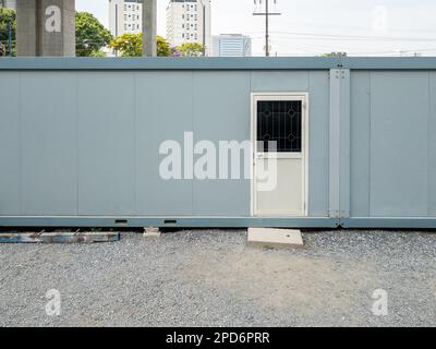 Boîte à conteneurs à utiliser dans la salle de bureau temporaire du chantier de construction, près du projet de passerelle dans la ville, vue de face avec l'espace de copie. Banque D'Images