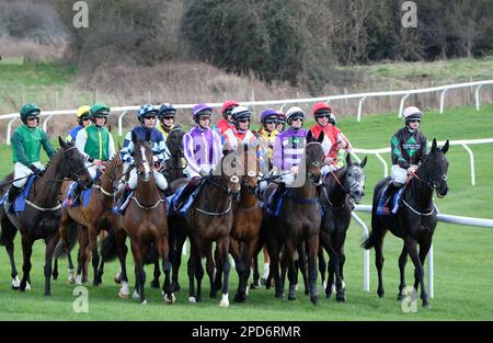 Cheltenham Festival racecourse 14th Mars 2023 - les chevaux de course marchent vers la ligne de départ de la première course le jour d'ouverture du Festival Banque D'Images