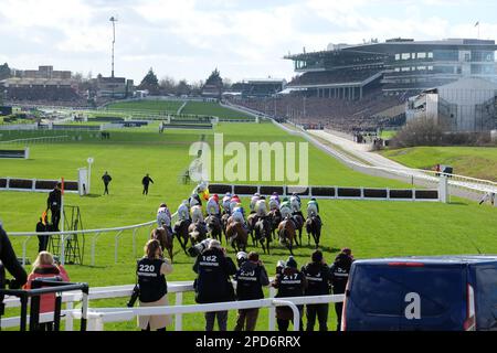 Cheltenham Festival racecourse 14th Mars 2023 - les chevaux approchent la première clôture de la première course le premier jour du Festival Banque D'Images