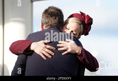 Zara Tindall avec l'entraîneur Henry de Bromhead lors de la présentation du trophée après qu'il a gagné l'obstacle de Close Brothers Mares avec Honeysuckle le premier jour du Festival Cheltenham à l'hippodrome de Cheltenham. Date de la photo: Mardi 14 mars 2023. Banque D'Images