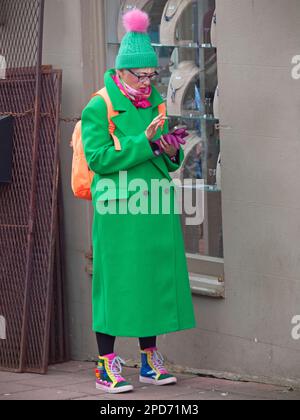 Un manteau d'hiver vert est porté à Brighton, en Angleterre Banque D'Images