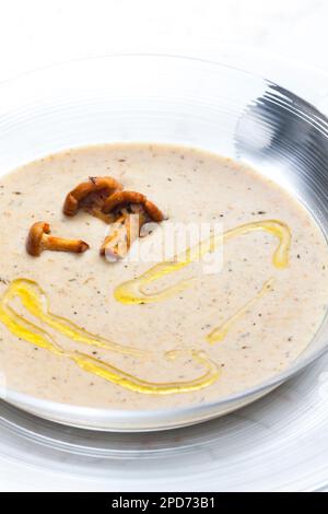 soupe de chanterelle à l'huile de truffe Banque D'Images