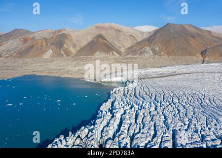 Vue aérienne sur Recherchebreen, glacier de Wedel Jarlsberg Land qui se débouche dans le fjord de la recherche à Spitzbergen / Svalbard Banque D'Images