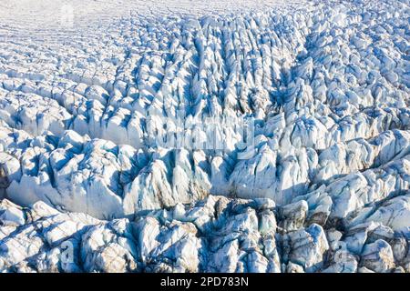 Vue aérienne sur les séacs et les crevasses sur Recherchebreen, glacier à Wedel Jarlsberg Land déboulant dans le fjord de Recherche à Spitzbergen / Svalbard Banque D'Images