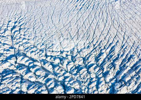 Vue aérienne sur les séacs et les crevasses sur Recherchebreen, glacier à Wedel Jarlsberg Land déboulant dans le fjord de Recherche à Spitzbergen / Svalbard Banque D'Images