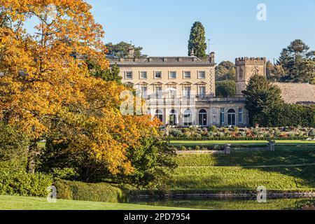 L'automne dans les Cotswolds - Cowley Manor Country House Hotel, Cowley, Gloucestershire, Angleterre Royaume-Uni de 1895 à 1928 c'était la maison de James Horlick. Banque D'Images