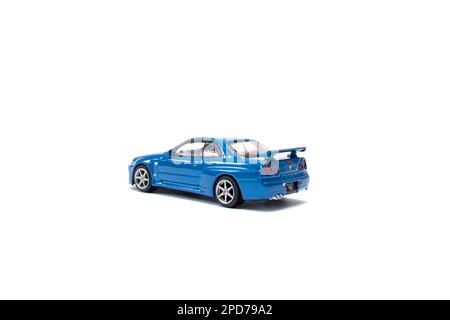 Bogor, Indonésie, 12 mars 2023 - après quelques retouches, une photo de nissan Skyline GTR R34 miniature sur blanc isolé. Banque D'Images