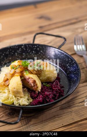 boulettes fourrées de viande fumée servies avec du chou rouge et blanc Banque D'Images