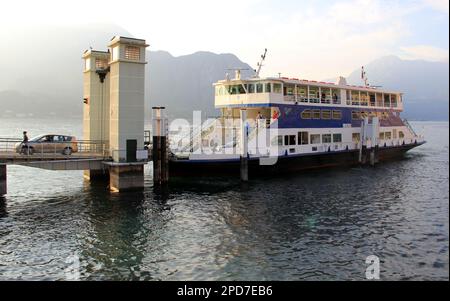 Ferry amarré sur les rives du lac de Côme à Bellagio, Italie Banque D'Images