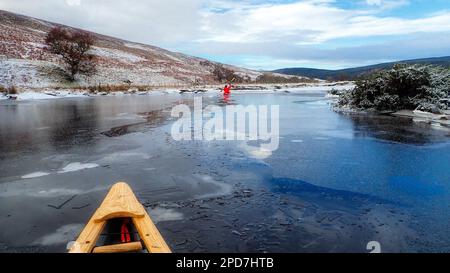 Canoë-kayak sur la glace sur la rivière Brora en hiver Banque D'Images