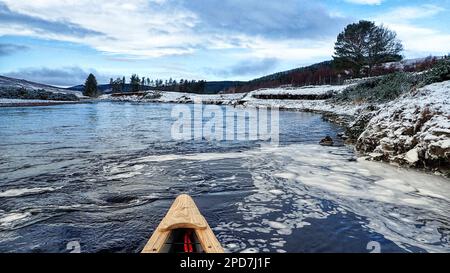 Canoë sur la rivière Brora en hiver Banque D'Images