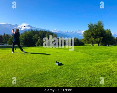 Golf Tearing Off à Crans sur Sierre Golf course avec vue sur la montagne à Crans Montana en Valais, Suisse. Banque D'Images