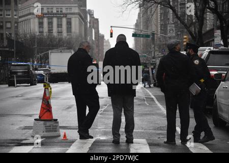 Manhattan, États-Unis. 14th mars 2023. Les enquêteurs inspectent la scène car les coques sont recouvertes de cônes. Le département de police de la ville de New York enquête sur une fusillade à Manhattan d'un homme de 17 ans qui a été abattu en plein jour sur West 68th St et Amsterdam Avenue. La victime de 17 ans a été transportée à l'hôpital. Le tournage a eu lieu près de Martin Luther King Jr Campus éducatif. (Photo de Kyle Mazza/SOPA Images/Sipa USA) crédit: SIPA USA/Alay Live News Banque D'Images