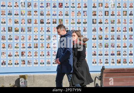 Kiev, Ukraine. 14th mars 2023. Le Premier ministre islandais Katrin Jakobsdottir (R) marche près du mur du souvenir lors de sa visite à Kiev. Crédit : SOPA Images Limited/Alamy Live News Banque D'Images