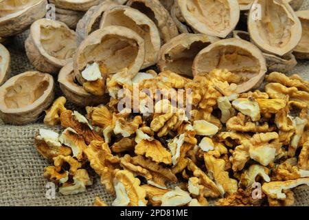 Noix sur une table rustique ancienne. Noyaux de noyer et coquille de noyer. Banque D'Images