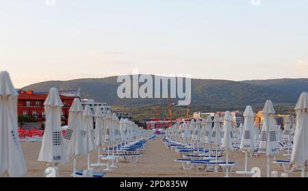 SUNNY BEACH, BULGARIE - 27 JUIN 2015: Côte de la mer Noire en Bulgarie, la station balnéaire, de nombreux parasols et chaises longues sur le sable, sur le fond o Banque D'Images