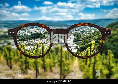 Lunettes contre ametopia vue panoramique nette sur la vallée de la Moselle sans parties de photo de foyer. Vue sur la vallée de la Moselle près de Traben-Trabac Banque D'Images