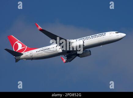 Un Boeing 737-800 de Turkish Airlines quitte l'aéroport de Londres Gatwick Banque D'Images