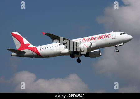 Un Airbus A320 d'Air Arabia quitte l'aéroport de Londres Gatwick Banque D'Images