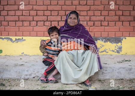 Mme Bindhu (veuve) et son fils, à Ma Dham ashram pour les veuves de la Guilde des ONG pour le service, Vrindavan, district de Mathura, Inde Banque D'Images