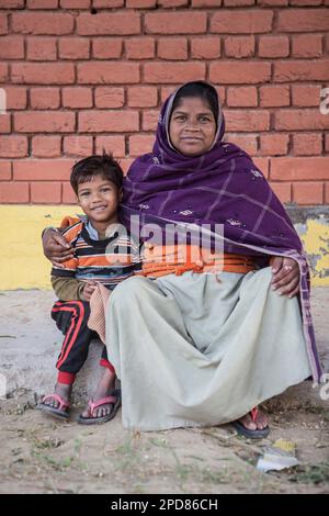 Mme Bindhu (veuve) et son fils, à Ma Dham ashram pour les veuves de la Guilde des ONG pour le service, Vrindavan, district de Mathura, Inde Banque D'Images