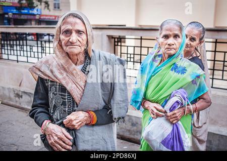 Veuves mendiant, Vrindavan, district de Mathura, Inde Banque D'Images