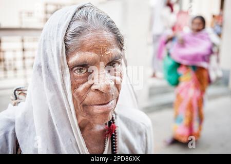 Veuves mendiant, Vrindavan, district de Mathura, Inde Banque D'Images