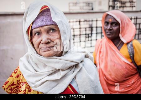 Veuves mendiant, Vrindavan, district de Mathura, Inde Banque D'Images