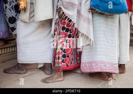 Veuves en ligne pour la collecte de leur ration alimentaire quotidienne offerte par un ashram en compensation de leurs prières , Vrindavan, district de Mathura, Inde Banque D'Images