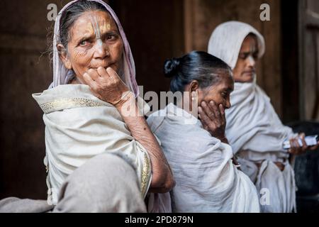 Veuves mendiant, Vrindavan, district de Mathura, Inde Banque D'Images