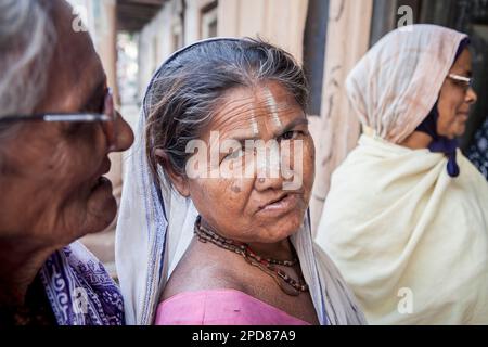 Veuves mendiant, Vrindavan, district de Mathura, Inde Banque D'Images