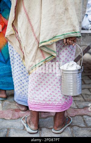 Veuves mendiant, veuve tient le contenant que les veuves portent habituellement pour garder la nourriture qu'ils obtiennent mendiant, Vrindavan, district de Mathura, Inde Banque D'Images