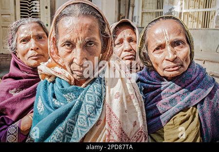 Groupe de veuves mendiant, Vrindavan, district de Mathura, Inde Banque D'Images