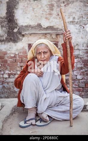 Mendicité des veuves, Vrindavan, district de Mathura, Inde Banque D'Images