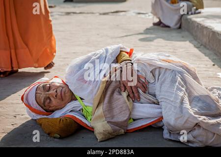 Veuve dormant dans la rue, sans domicile, Vrindavan, quartier Mathura, Inde Banque D'Images