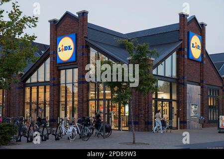 Supermarché LIDL et logo dans un quartier résidentiel. Lidl est la chaîne de supermarchés a en Europe. Banque D'Images